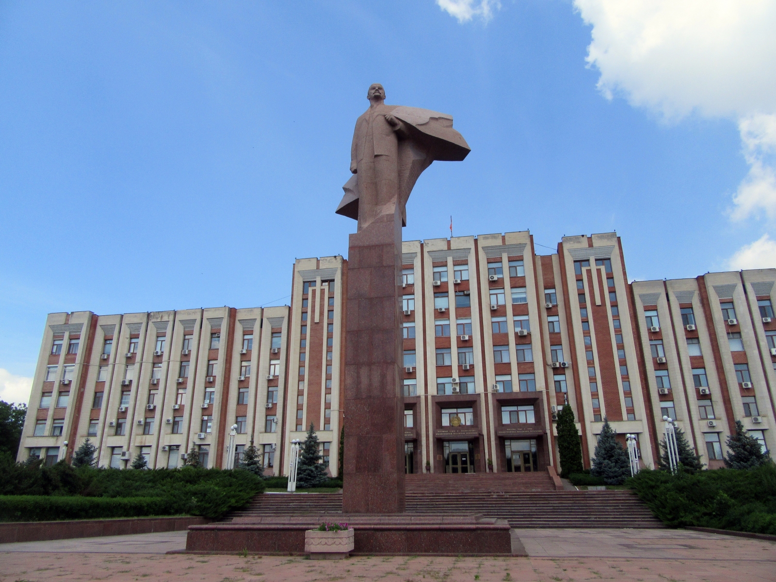 Parliment-and-Lenin-Statue-Tiraspol-PMR-Transnistria